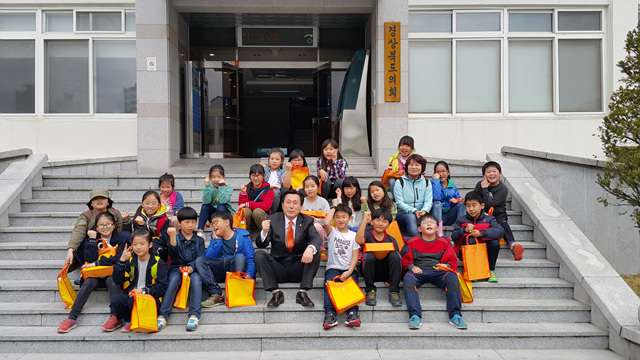 경산 남천초등학교 및 고령 우곡초등학교 학생 20여명 경북도의회 일일체험 대표이미지