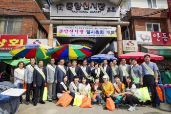 의회사무처 직원, 추석 장보기 안동전통시장 방문 대표이미지