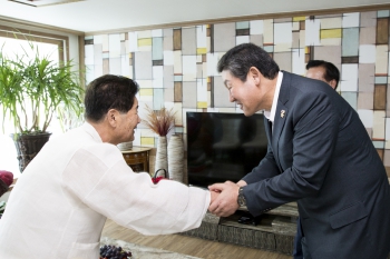 장경식 경북도의회 부의장, 광복70주년을 맞아 이인술 애국지사 위문 대표이미지