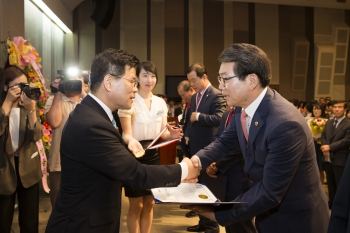 홍진규 의회운영위원장, 전국지역신문협회 의정대상 수상 대표이미지