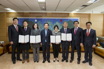 경북도의회, 5개 의원연구단체 외부위원 5명 위촉장 수여 대표이미지