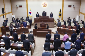 경북도의회 본회의장에서 천안함 피격사건 3주기 묵념의 시간 가져 대표이미지